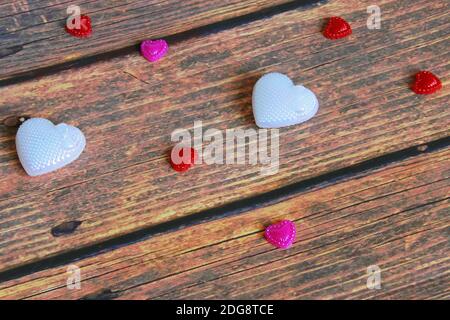 Cœur rouge sur table en bois vintage. Carte de voeux pour la Saint-Valentin Banque D'Images