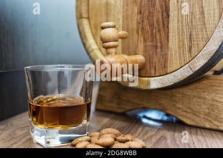 Fût en chêne en bois pour production domestique whisky Banque D'Images