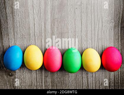 Les oeufs de pâques multicolores Banque D'Images