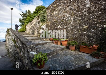 Escalier de l'église de Santo Michele Arcangelo à Micciano fraction de la commune de Pomarance, 470 mètres d'altitude, situé sur le métal Banque D'Images