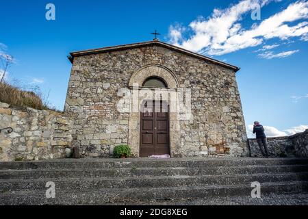 Église de Santo Michele Arcangelo dans la fraction Micciano de la municipalité de Pomarance, 470 mètres d'altitude, située sur les collines métallifères dans Banque D'Images