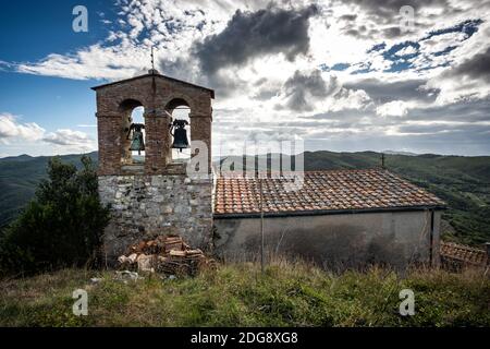 Église de Santo Michele Arcangelo dans la fraction Micciano de la municipalité de Pomarance, 470 mètres d'altitude, située sur les collines métallifères dans Banque D'Images