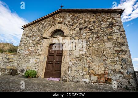 Église de Santo Michele Arcangelo dans la fraction Micciano de la municipalité de Pomarance, 470 mètres d'altitude, située sur les collines métallifères dans Banque D'Images
