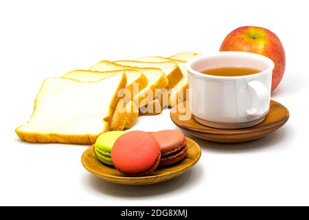 Macarons colorés sur une assiette en bois Banque D'Images