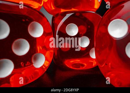 Groupe de dés cubes de jeu sur surface noire, macro Banque D'Images