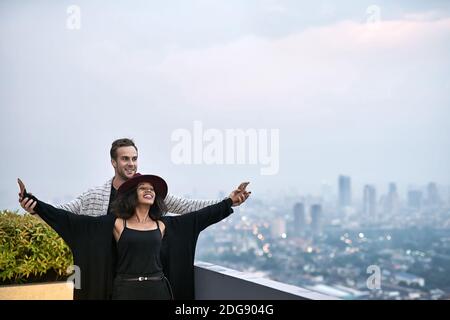 Joli couple interracial sur balcon Banque D'Images