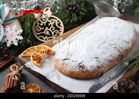 Noël savoureux stollen avec des fruits secs, des baies et des noix sur le bois. Gâteries traditionnelles allemandes. Banque D'Images