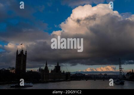 De grands nuages survochent le Parlement, la Tamise et le London Eye. Londres, Royaume-Uni Banque D'Images