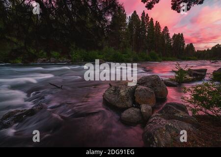 Rivière Deschutes au coucher du soleil Banque D'Images