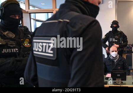 Magdebourg, Allemagne. 08 décembre 2020. L'accusé Stephan Balliet est très gardé devant le tribunal régional au début du 24 e jour du procès. Le Bureau du Procureur fédéral accuse l'assassin du Hall 13 d'infractions pénales, y compris le meurtre et la tentative de meurtre. L'assassin avait tenté de provoquer un bain de sang dans la synagogue de Halle le 9 octobre 2019, la plus haute fête juive Yom Kippour. Credit: Hendrik Schmidt/dpa-Zentralbild/dpa/Alay Live News Banque D'Images