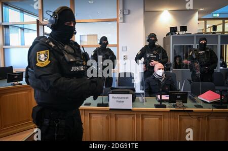 Magdebourg, Allemagne. 08 décembre 2020. L'accusé Stephan Balliet est très gardé devant le tribunal régional au début du 24 e jour du procès. Le Bureau du Procureur fédéral accuse l'assassin du Hall 13 d'actes criminels, y compris le meurtre et la tentative de meurtre. L'assassin avait tenté de provoquer un bain de sang dans la synagogue de Halle le 9 octobre 2019, la plus haute fête juive Yom Kippour. Credit: Hendrik Schmidt/dpa-Zentralbild/dpa/Alay Live News Banque D'Images