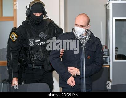 Magdebourg, Allemagne. 08 décembre 2020. L'accusé Stephan Balliet est conduit dans le hall de la Cour régionale au début du 24e jour du procès. Le Bureau du Procureur fédéral accuse l'assassin du Hall 13 d'infractions pénales, y compris le meurtre et la tentative de meurtre. L'assassin avait essayé de provoquer un bain de sang dans la synagogue de Halle le 9 octobre 2019, la plus haute fête juive Yom Kippour. Credit: Hendrik Schmidt/dpa-Zentralbild/dpa/Alay Live News Banque D'Images