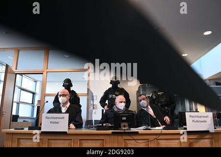 Magdebourg, Allemagne. 08 décembre 2020. L'accusé Stephan Balliet est très gardé devant le tribunal régional au début du 24 e jour du procès. Le Bureau du Procureur fédéral accuse l'assassin du Hall 13 d'actes criminels, y compris le meurtre et la tentative de meurtre. L'assassin avait essayé de provoquer un bain de sang dans la synagogue de Halle le 9 octobre 2019, la plus haute fête juive Yom Kippour. Credit: Hendrik Schmidt/dpa-Zentralbild/dpa/Alay Live News Banque D'Images