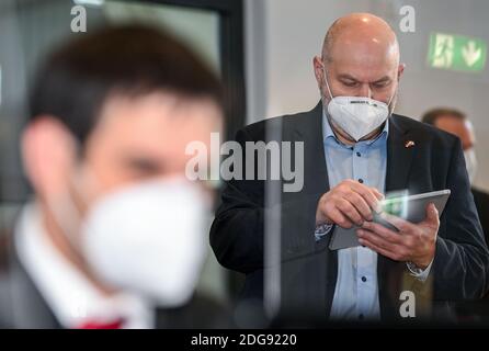 Magdebourg, Allemagne. 08 décembre 2020. Max Privorozki (r), Président de la Communauté juive de Halle, est sur le point de commencer le 24e jour de procès à la Cour régionale. Le Bureau du Procureur fédéral accuse l'assassin de Halle 13 d'infractions pénales, y compris le meurtre et la tentative de meurtre. L'assassin avait essayé de provoquer un bain de sang dans la synagogue de Halle le 9 octobre 2019, la plus haute fête juive Yom Kippour. Credit: Hendrik Schmidt/dpa-Zentralbild/dpa/Alay Live News Banque D'Images