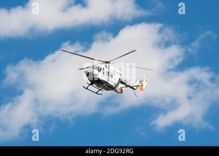 Burgos, Espagne - 23 juillet 2018 : l'hélicoptère de la Guardia Civil patrouiller le ciel. Banque D'Images