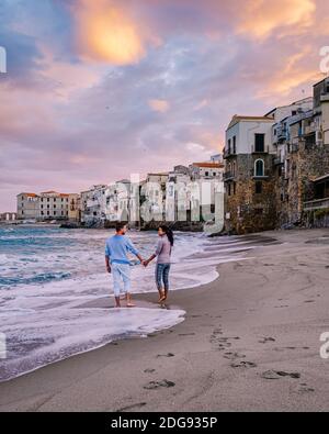 Couple en vacances Sicile visitant la vieille ville de Cefalu, coucher de soleil sur la plage de Cefalu Sicile, vieille ville de Cefalu Sicilia vue panoramique sur le village coloré.Italie Banque D'Images