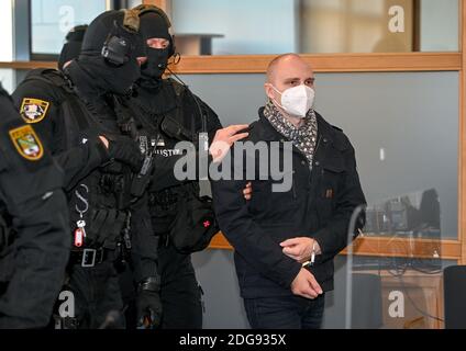 Magdebourg, Allemagne. 08 décembre 2020. L'accusé Stephan Balliet est conduit dans le hall de la Cour régionale au début du 24e jour du procès. Le Bureau du Procureur fédéral accuse l'assassin du Hall 13 d'infractions pénales, y compris le meurtre et la tentative de meurtre. L'assassin avait essayé de provoquer un bain de sang dans la synagogue de Halle le 9 octobre 2019, la plus haute fête juive Yom Kippour. Credit: Hendrik Schmidt/dpa-Zentralbild/ZB/dpa/Alay Live News Banque D'Images