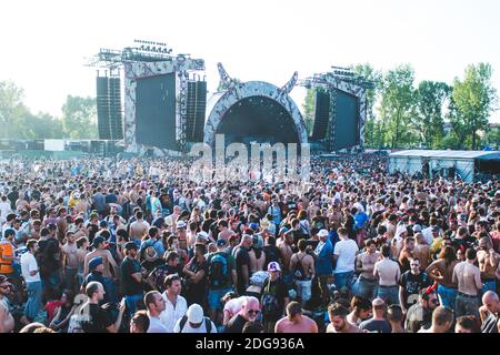 Fans du groupe de rock australien AC/DC, appréciant le concert "Rock or Bust World Tour" à l'Autodromo Enzo e Ferrari Dino d'Imola, Italie Banque D'Images