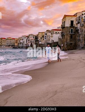 Couple en vacances Sicile visitant la vieille ville de Cefalu, coucher de soleil sur la plage de Cefalu Sicile, vieille ville de Cefalu Sicilia vue panoramique sur le village coloré.Italie Banque D'Images