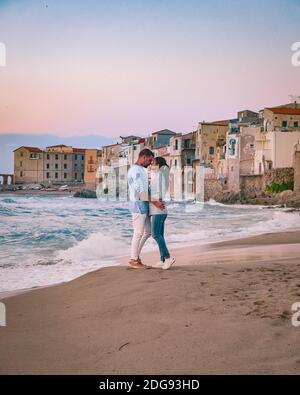 Couple en vacances Sicile visitant la vieille ville de Cefalu, coucher de soleil sur la plage de Cefalu Sicile, vieille ville de Cefalu Sicilia vue panoramique sur le village coloré.Italie Banque D'Images