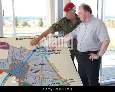 Colonel Uwe Alexander Becker Chef du Gefechtszentrum Heer - Député Saxe-Anhalt Dr Reiner Haseloff Banque D'Images