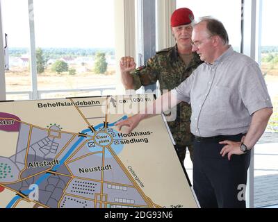 Colonel Uwe Alexander Becker Chef du Gefechtszentrum Heer - Député Saxe-Anhalt Dr Reiner Haseloff Banque D'Images