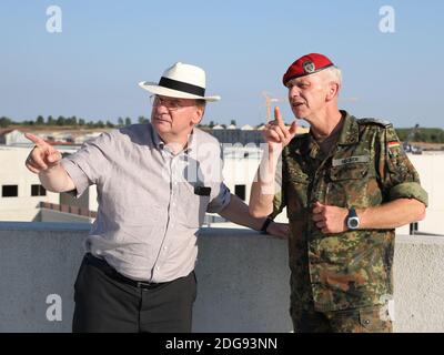 Colonel Uwe Alexander Becker Chef du GefÃ¤chtszentrum Heer - Député Saxe-Anhalt Dr Reiner Haseloff Banque D'Images