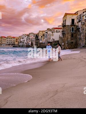 Couple en vacances Sicile visitant la vieille ville de Cefalu, coucher de soleil sur la plage de Cefalu Sicile, vieille ville de Cefalu Sicilia vue panoramique sur le village coloré.Italie Banque D'Images