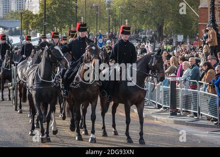 LONDRES - 12 NOVEMBRE : les Hussars défilant à cheval au Lord Mayor's Show à Londres le 12 novembre 2005. Personnes non identifiées Banque D'Images