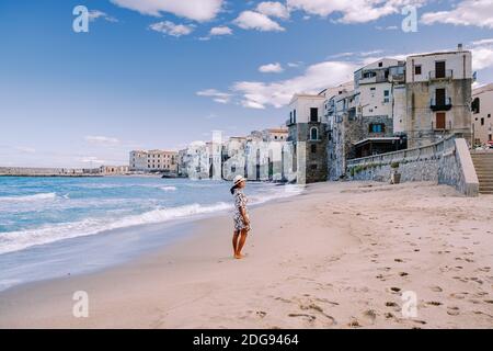 Couple en vacances Sicile visitant la vieille ville de Cefalu, coucher de soleil sur la plage de Cefalu Sicile, vieille ville de Cefalu Sicilia vue panoramique sur le village coloré.Italie Banque D'Images