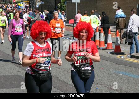 LONDRES/UK - AVRIL 17 : coureurs au Marathon de Londres à Londres le 17 avril 2005. Personnes non identifiées Banque D'Images