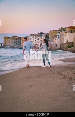 Couple en vacances Sicile visitant la vieille ville de Cefalu, coucher de soleil sur la plage de Cefalu Sicile, vieille ville de Cefalu Sicilia vue panoramique sur le village coloré.Italie Banque D'Images