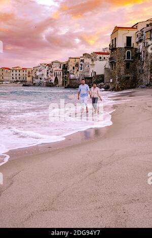 Couple en vacances Sicile visitant la vieille ville de Cefalu, coucher de soleil sur la plage de Cefalu Sicile, vieille ville de Cefalu Sicilia vue panoramique sur le village coloré.Italie Banque D'Images