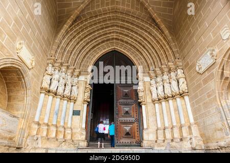 Evora, district d'Evora, Alentejo, Portugal. Figures des apôtres sur le portail de la cathédrale gothique datant des 12 et 13ème siècles. Le Hist Banque D'Images