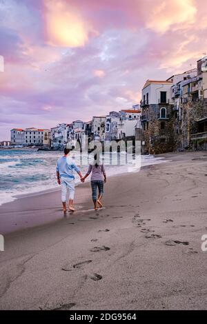 Couple en vacances Sicile visitant la vieille ville de Cefalu, coucher de soleil sur la plage de Cefalu Sicile, vieille ville de Cefalu Sicilia vue panoramique sur le village coloré.Italie Banque D'Images