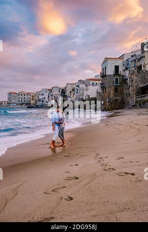 Couple en vacances Sicile visitant la vieille ville de Cefalu, coucher de soleil sur la plage de Cefalu Sicile, vieille ville de Cefalu Sicilia vue panoramique sur le village coloré.Italie Banque D'Images