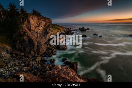 Coucher de soleil à Rocky Beach, côte nord de la Californie Banque D'Images