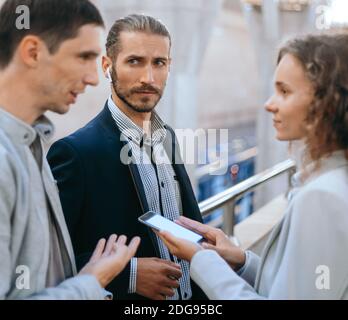 groupe d'amis avec un smartphone dans le métro. Banque D'Images