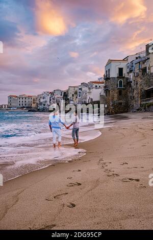 Couple en vacances Sicile visitant la vieille ville de Cefalu, coucher de soleil sur la plage de Cefalu Sicile, vieille ville de Cefalu Sicilia vue panoramique sur le village coloré.Italie Banque D'Images