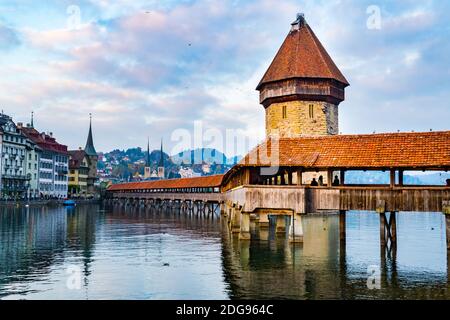 Vue sur le célèbre pont de la chapelle et le lac de Lucerne Banque D'Images