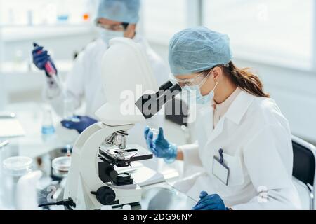 le technicien de laboratoire effectue des tests en laboratoire . Banque D'Images