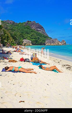 Afrika, Ostafrika, Badegäste sonnen sich am Traumstrand Source d'argent, Insel la Digue, Seychelles Banque D'Images