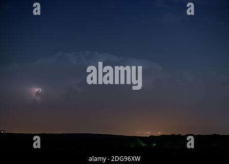 Orage nuages la nuit avec la foudre Banque D'Images