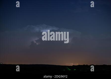 Orage nuages la nuit avec la foudre Banque D'Images