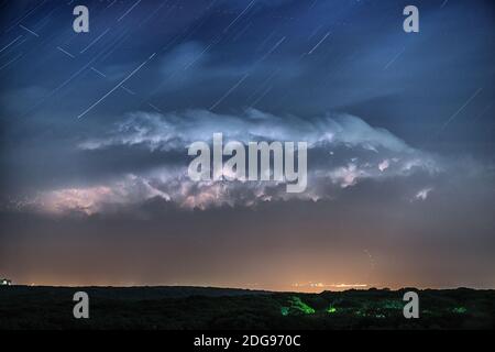 Orage nuages la nuit avec la foudre Banque D'Images