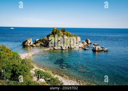 Isola Bella petite île près de Taormina, Sicile, Italie. Un sentier étroit relie l'île au continent, la plage de Taormina est entourée d'eaux azurées de la mer Ionienne. Sicile Italie Banque D'Images