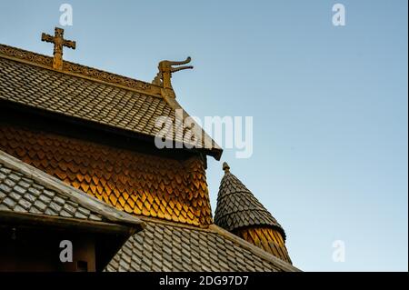 Sculptures en bois détaillées de têtes de dragon et de croix sur une église médiévale en bois construite par les Vikings. Banque D'Images