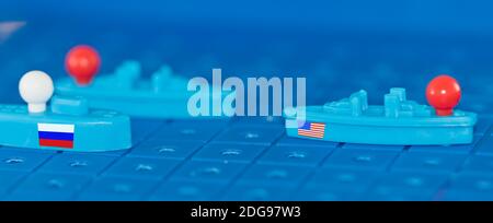 Clash du navire de guerre jouet à bord d'un sous-marin russe et Un navire de guerre américain Banque D'Images