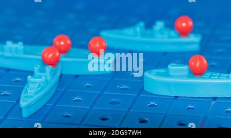 Jouet sous-marin nucléaire avec un missile nucléaire entouré d'ennemis Banque D'Images