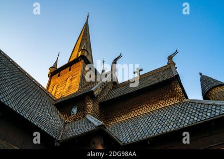 Sculptures en bois détaillées de têtes de dragon et de croix sur une église médiévale en bois construite par les Vikings. Banque D'Images